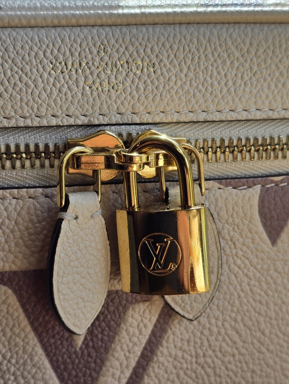 Louis Vuitton Vanity PM in Creme and Bois de Rose Bicolor Monogram Empreinte - Picture 2 of 16